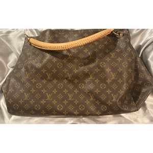 Cute tote with plenty of space! Can be used as weekend bag.